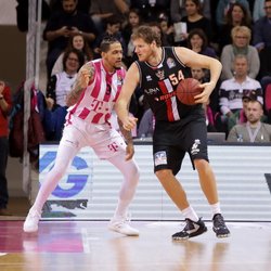 Julian Gamble / Telekom Baskets Bonn vs. John Bryant / Gie