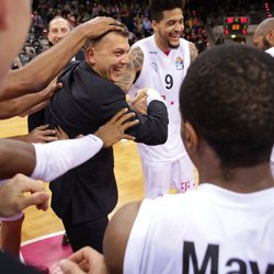 Trainer Predrag Krunic mit Team Telekom Baskets Bonn nach Sieg vs. Eisb