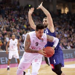 Julian Gamble / Telekom Baskets Bonn vs. Harper Kamp / Eisb