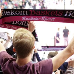 Fans der Telekom Baskets Bonn mit Schals vs. Walter Tigers T