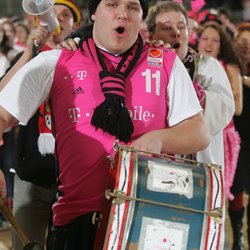Fans der Telekom Baskets Bonn feiern den Sieg , Karneval , Polonaise , 20050129 , Copyright: wolterfoto.de, Jede Nutzung ist gem. AGB honorarpflichtig! J