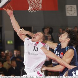 Rimantas Kaukenas/Telekom Baskets Bonn (l), Jovo Stanojevic/ALBA Berlin , Foul , 20031213 , Copyright: wolterfoto.de - Jede Nutzung ist gem. AGB honorarpflichtig! J