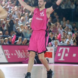 Aleksandar Radojevic/Telekom Baskets Bonn , Arme hoch , jubelt , 20021201 , Copyright: wolterfoto.de