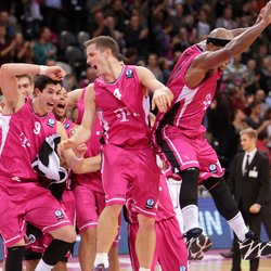 Telekom Baskets Bonn - Jubel nach Sieg 