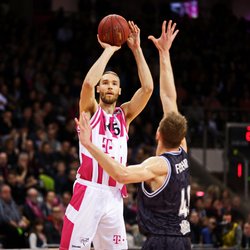 Alec Brown / Telekom Baskets Bonn vs. Luke Fischer / s.Oliver W