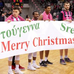 Telekom Baskets Bonn mit Transparent Frohe Weihnachten , Jubel nach Sieg vs. Stelmet Zielona Gora , Basketball Champions LeagueFoto: J