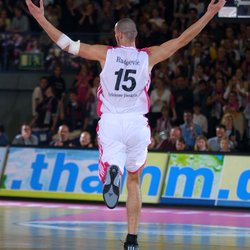 Aleksandar Radojevic/Telekom Baskets Bonn , Arme oben , jubelt , 20021102 , Foto & (C): J