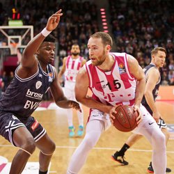 Alec Brown / Telekom Baskets Bonn vs. Junior Etou / s.Oliver W