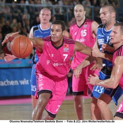 Oluoma Nnamaka/Telekom Baskets Bonn (l.) - EnBW Ludwigsburg , 20031031 , Copyright: wolterfoto.de - Jede Nutzung ist gem. AGB honorarpflichtig! J