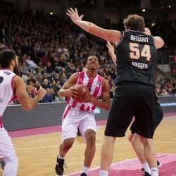 Malcom Hill / Telekom Baskets Bonn vs. John Bryant / Gie