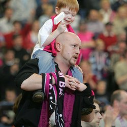 Fan der Telekom Baskets Bonn mit Kind auf den Schultern , 20050212 , Copyright: wolterfoto.de, Jede Nutzung ist gem. AGB honorarpflichtig! J