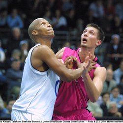Branko Klepac/Telekom Baskets Bonn (r.), John Best/Bayer Giants Leverkusen , sehen nach dem Ball , 20021222 , Copyright: wolterfoto.de