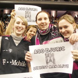 Fans der Telekom Baskets Bonn mit Plakat: "Aco Djuric - Sexiest Man Alive" , 20050219 , Copyright: wolterfoto.de, Jede Nutzung ist gem. AGB honorarpflichtig! J
