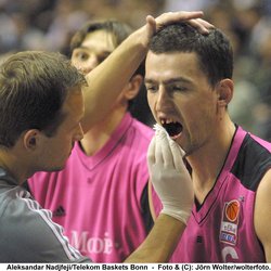 Aleksandar Nadjfeji/Telekom Baskets Bonn , wird vom Arzt behandelt wegen seinem Zahn, den er nach einem Schlag verloren hat , 20030323 , Copyright: wolterfoto.de