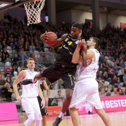 Filip Barovic / Telekom Baskets Bonn vs. Julian Washburn / Walter Tigers T
