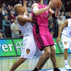 Aleksandar Radojevic/Telekom Baskets Bonn (r.), John Best/Bayer Giants Leverkusen , 20021222 , Copyright: wolterfoto.de