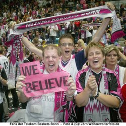 Fans der Telekom Baskets Bonn , mit Plakat " We Believe " , Playoff-Halbfinale 4. Spiel , 20040523 , Copyright: wolterfoto.de, Jede Nutzung ist gem. AGB honorarpflichtig! J