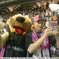 Sieger des Fanpokals: Fans der Telekom Baskets Bonn , 20030427 , Copyright: wolterfoto.de
