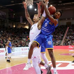 Julian Gamble / Telekom Baskets Bonn vs. Dyshawn Pierre / Basketball L