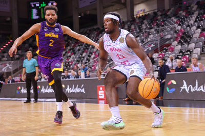 Brian Fobbs zieht im leeren Telekom Dome gegen Holon zum Korb